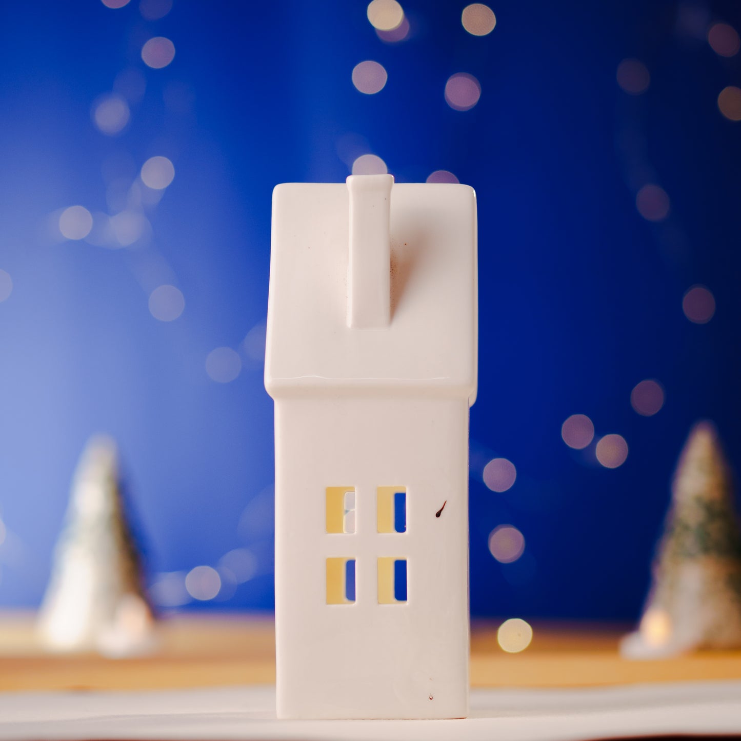 THD131 WHITE HOUSE WITH LIGHT