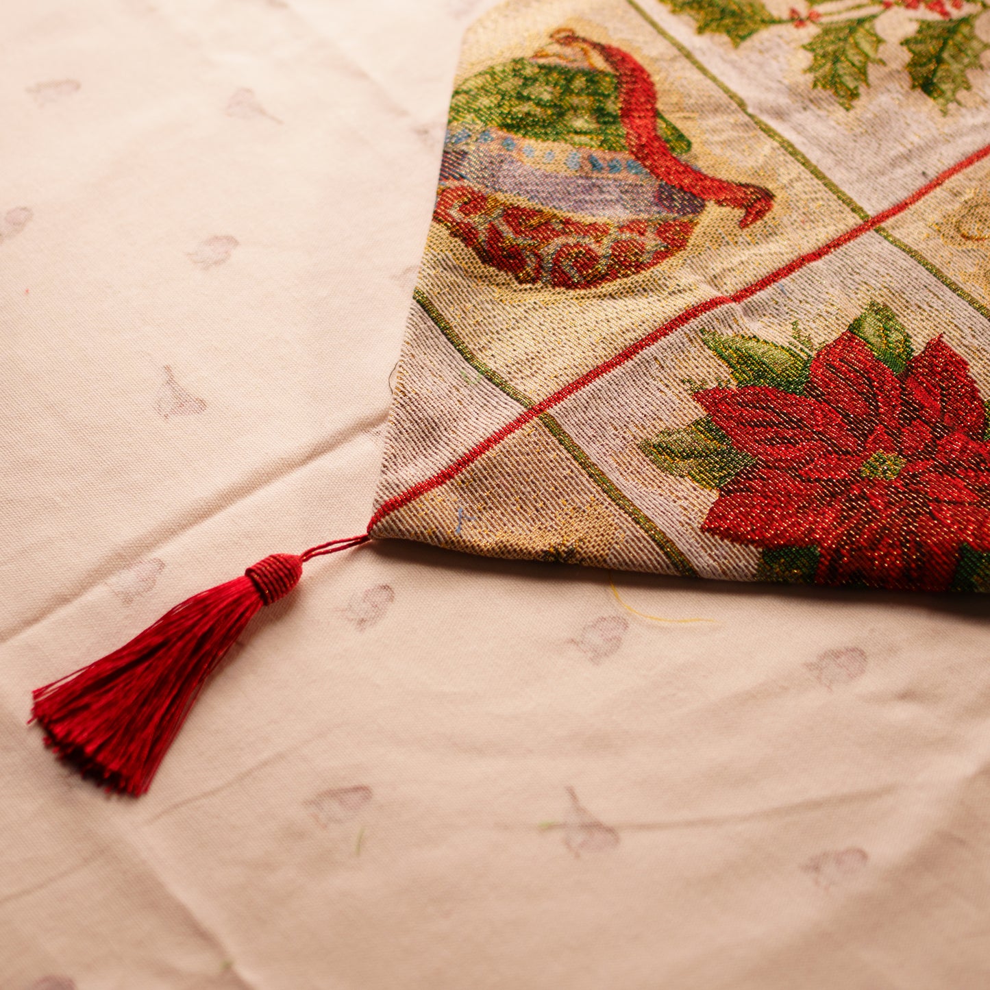 FESTIVE POINSETTIA RUNNER