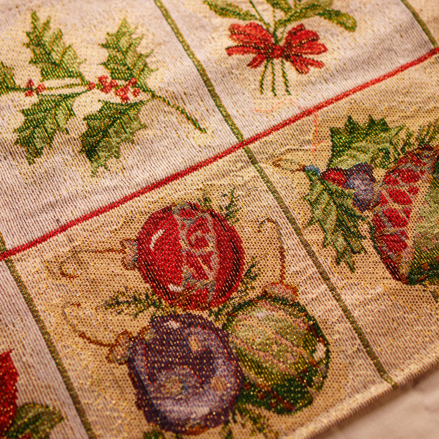 FESTIVE POINSETTIA RUNNER