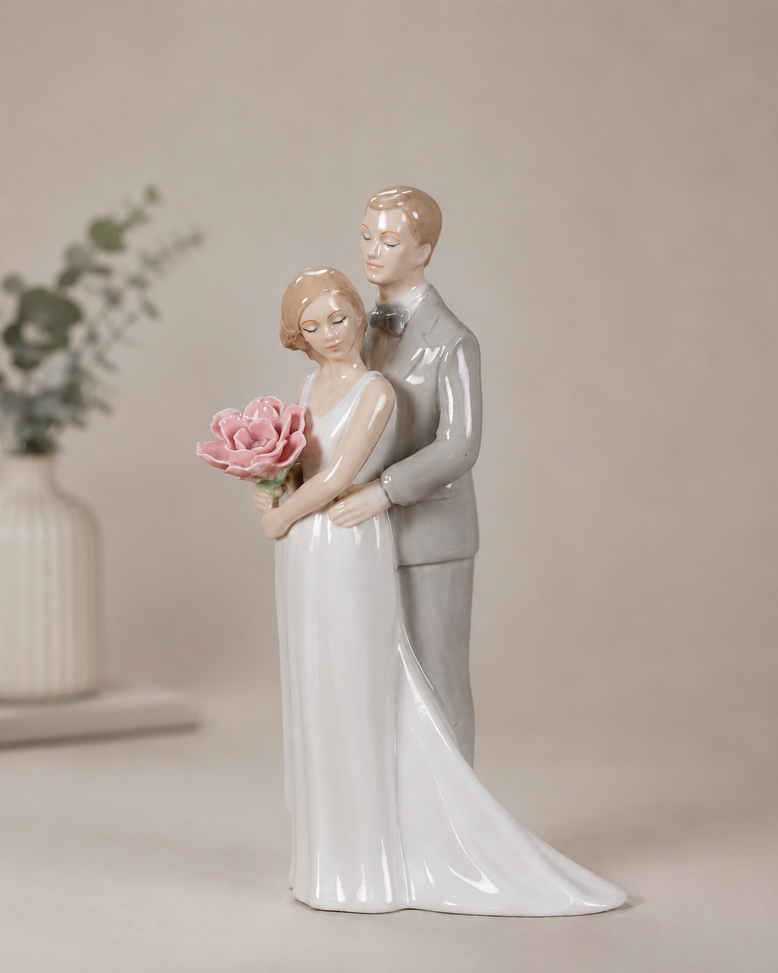 THD567 Elegant Wedding Couple Figurine with Flower