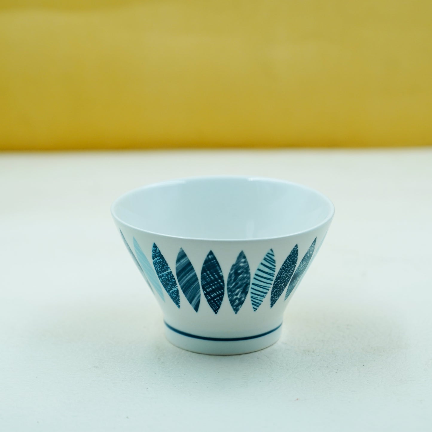 THD131  Ceramic Serving Bowl – Leaf Pattern Design