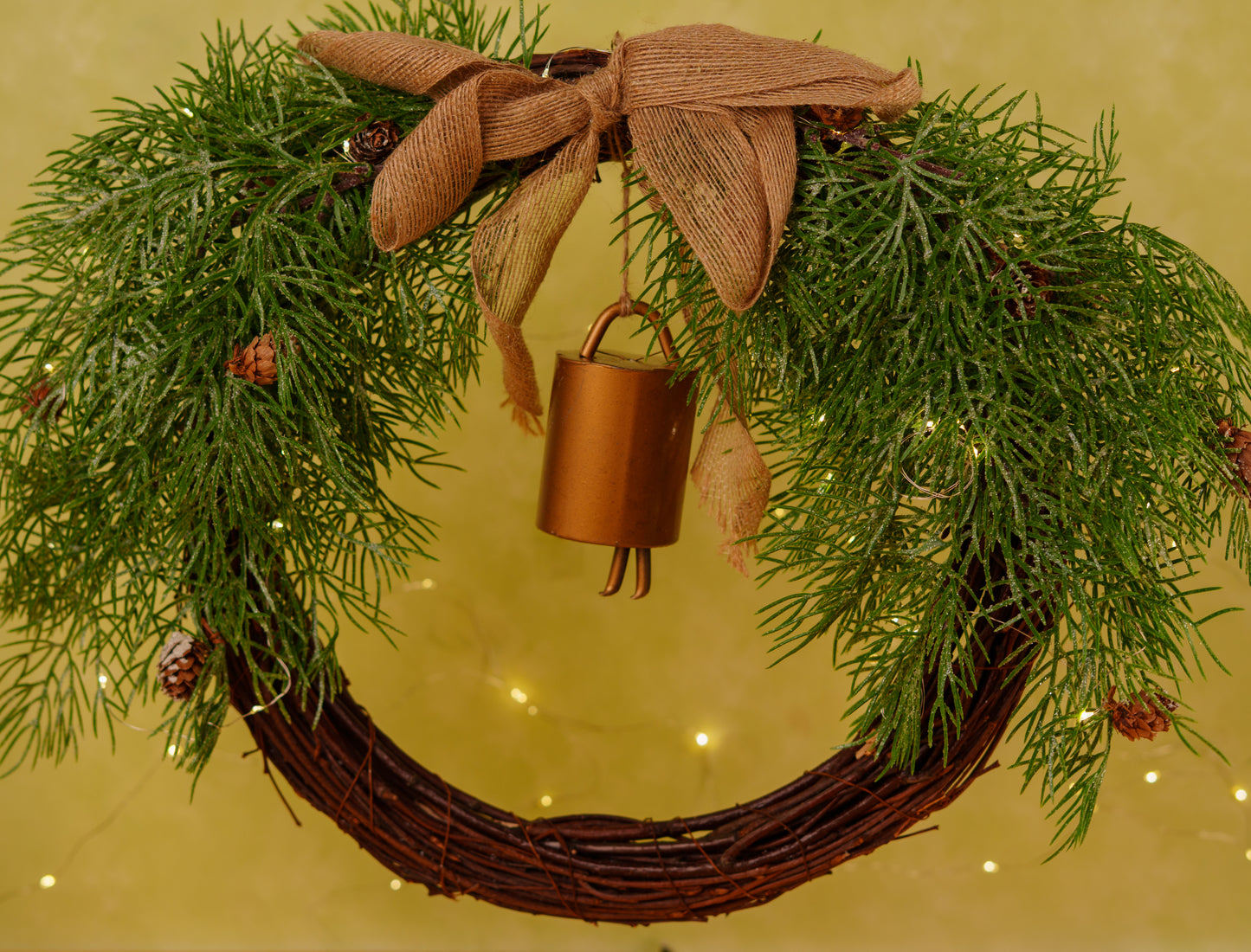 THD342 WREATH WITH BELL AND LIGHT