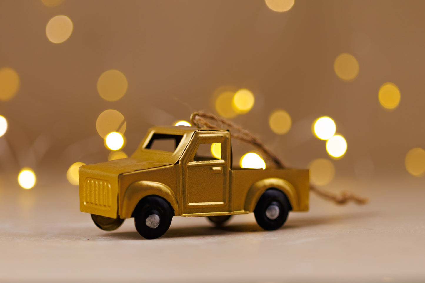 THD438 METAL HANGING GOLD