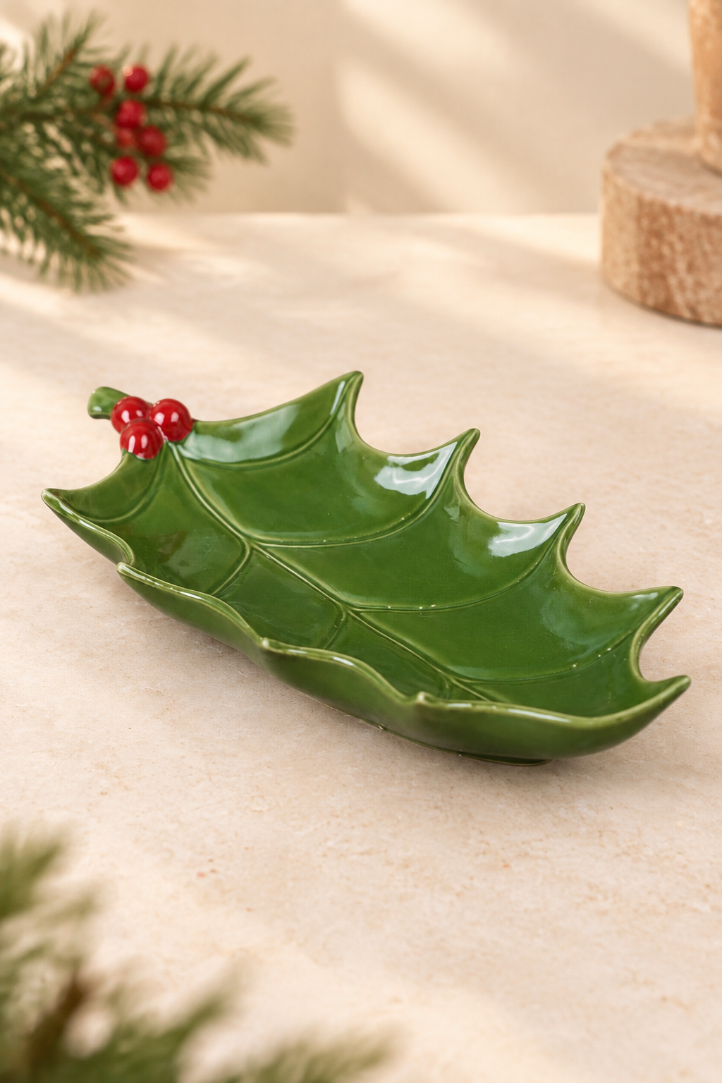 THD1056 Green Holly Leaf Christmas Serving Tray & Table Top Décor