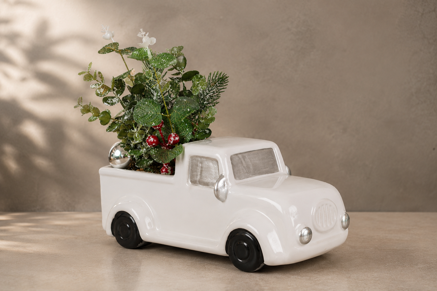 THD503 Festive White Ceramic Christmas Truck Plante